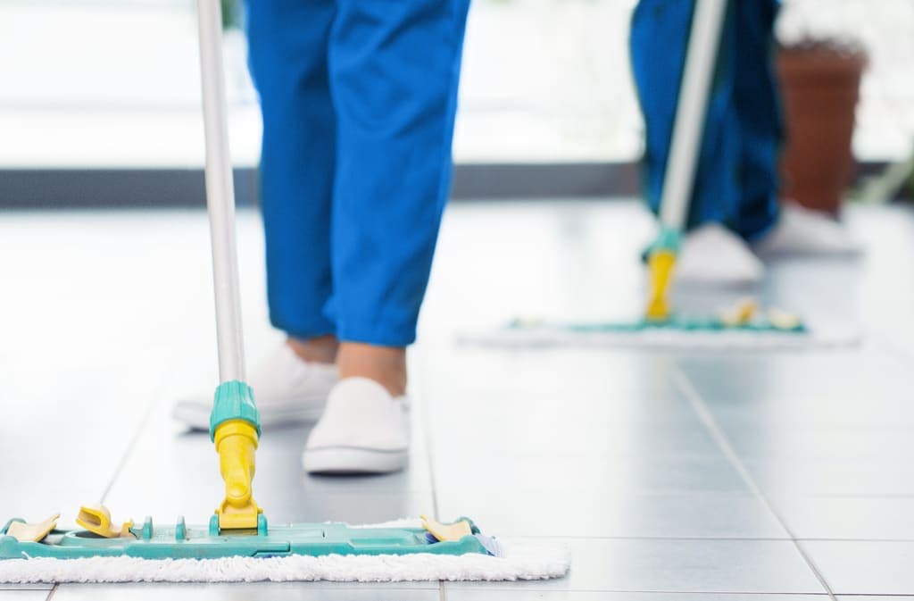 Echipa Quick Clean curata pardoseala unui spatiu comercial
